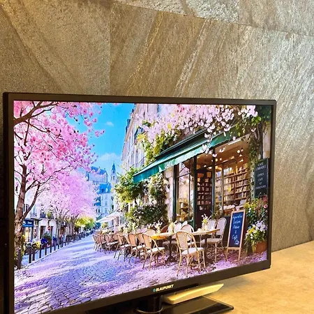 Obsidian 2 - Modern Near Airport With Free Parking Apartamento