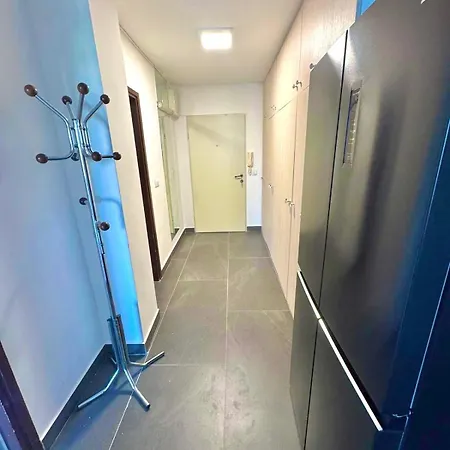 Obsidian 2 - Modern Near Airport With Free Parking Apartment